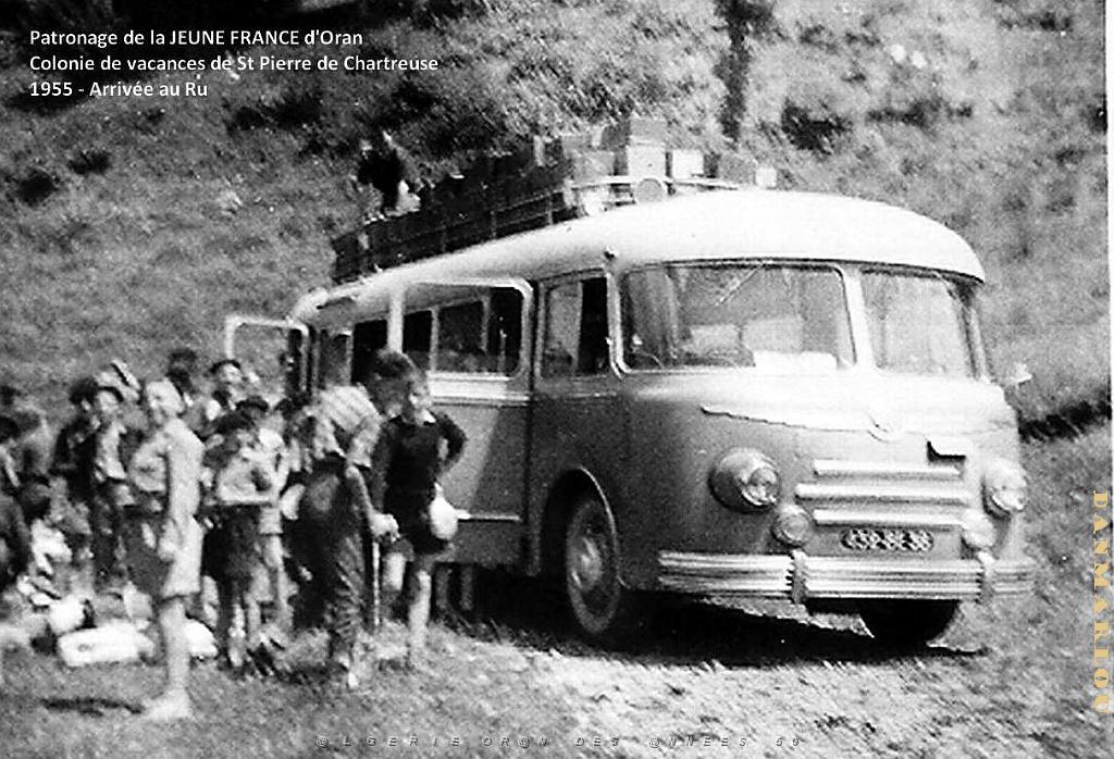 COLO JEUNE FRANCE 1955 autobus, arrivee au Ru.jpg